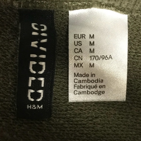 H&M’s Divided Vintage Inspired Crew Sweatshirt - Picture 4 of 5